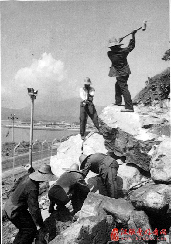 广东边防总队官兵移防深圳时，凭据上级指示开山裂石建树深圳经济特区打点线（资料照片）。