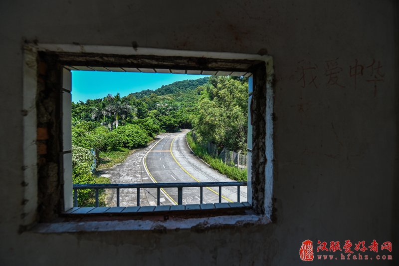 从哨楼望向深圳经济特区打点线铁丝网（2015年8月25日摄）。