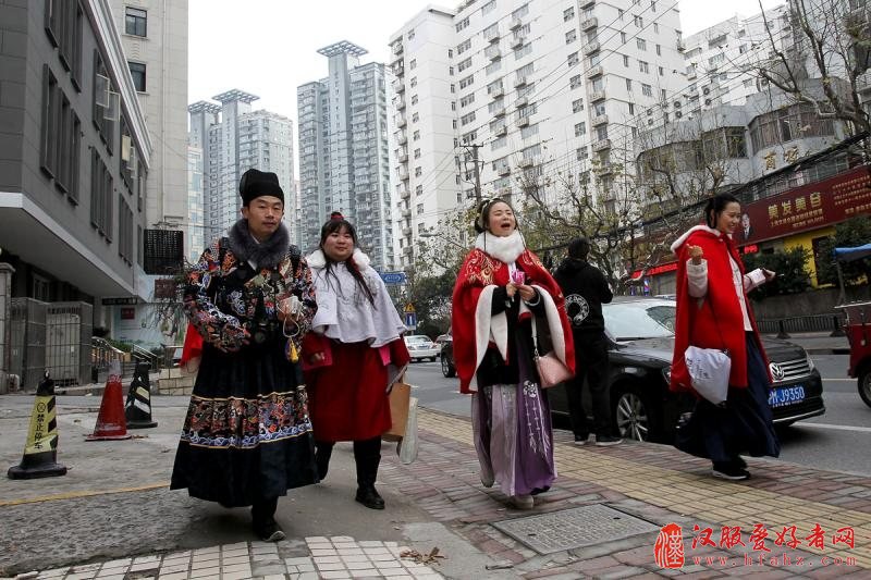 寒风中，上海街头出现了一群穿汉服的年轻人……