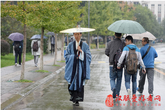 四川高校一男生坚持“全日制穿汉服”(图)