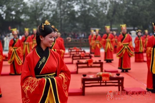 汉城湖第六届汉文化艺术节开幕 老外穿汉服感受中式婚礼