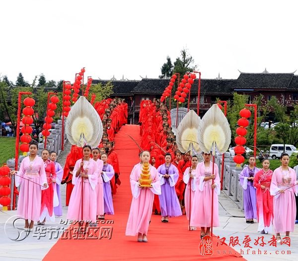  毕节百对新人在大方县举行汉服集体婚礼