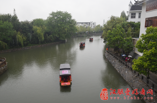 新人乘坐喜船，在小南河上驶向幸福的彼岸