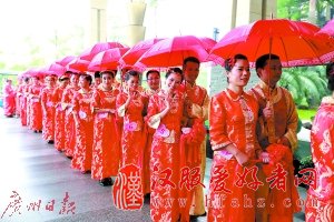 东莞大朗镇17对新人举行了隆重的中式婚礼 现场