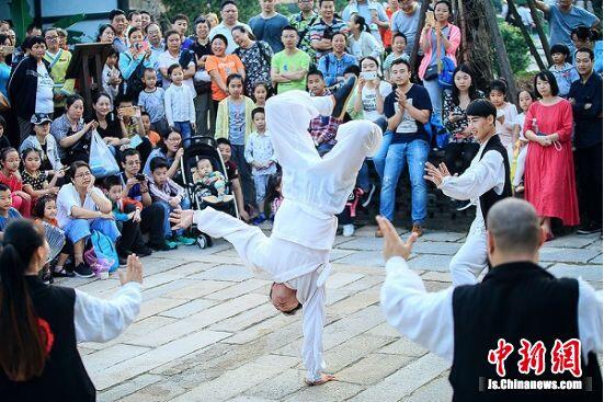 常州：古装美女邂逅古风山镇 感受“传统味”假期