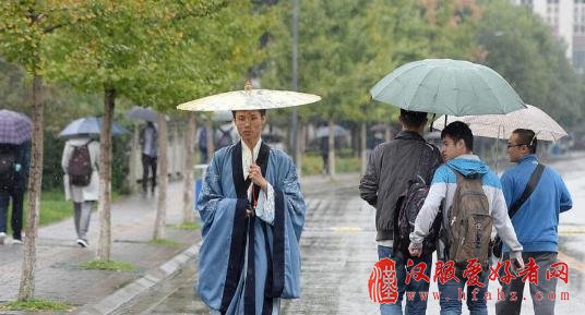 大二男生痴迷传统文化：日常穿汉服 通茶道器乐