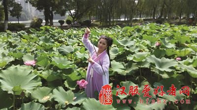 “花千骨”空降南京莫愁湖的荷花池边。新华报业视觉中心记者