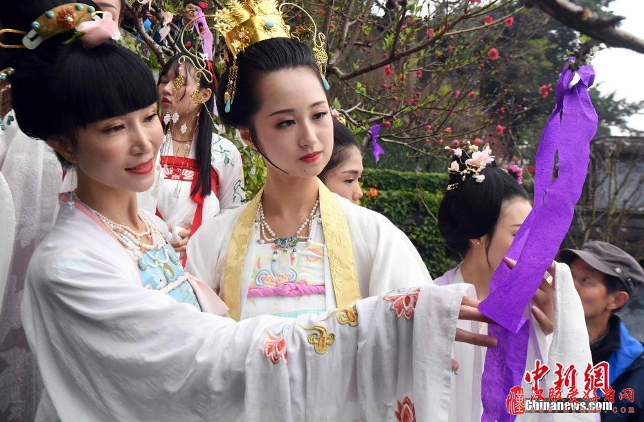 民众穿汉服祭祀百花花神