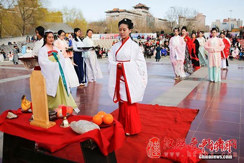 年轻女性穿上汉服祭拜百花花神。