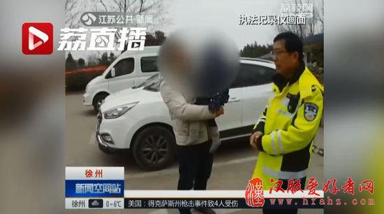 老公不肯回丈母娘家过年 老婆扑上方向盘:一起死