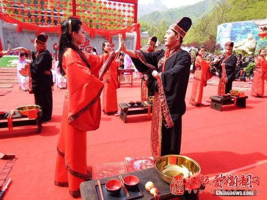 4月26日，近百对新人在道教名山河南栾川老君山着汉式婚服、行古礼举行集体婚典。