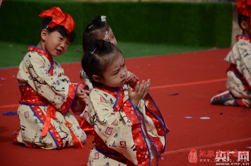 济南：300名幼儿着汉服祭孔