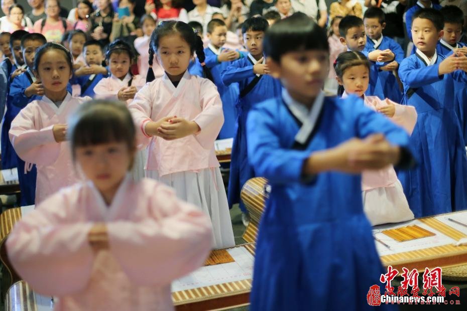 百名萌娃走进南京大报恩寺着汉服学“尚礼”