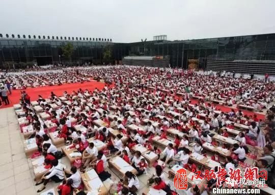 南京大报恩寺遗址公园内千名萌童开笔礼 成功挑战吉尼斯纪录