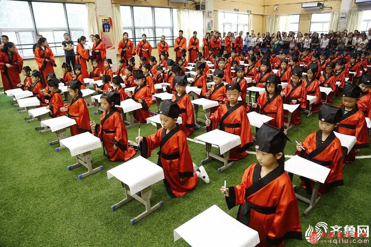 泰安500名小学新生着汉服参加开笔礼仪式