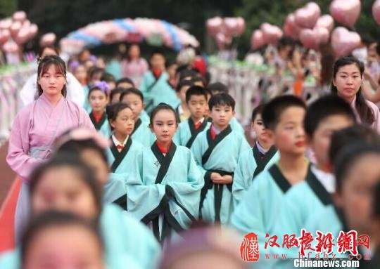 南京建邺实验小学三年级一百多名小学生身着汉服，一起度过了难忘的十岁生日。 泱波 摄