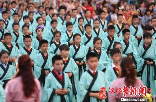 南京建邺实验小学三年级一百多名小学生身着汉服，一起度过了难忘的十岁生日。 泱波 摄