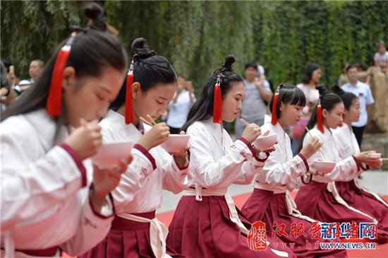 河北邢台举办汉式女子成人礼仪式