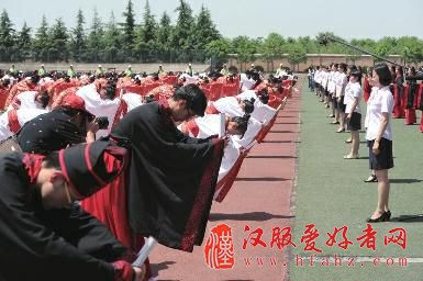 最近，除了常用的微博、微信外，一款关注市民身边每天发生的新闻和信息的手机客户端—“华商头条”悄然改变了铜川市民的生活。在这款手机客户端上，市民们不仅可以及时看到发生在身边的新闻，更可以通过独特的“即拍即传”功能，分享在铜川的所见所闻。