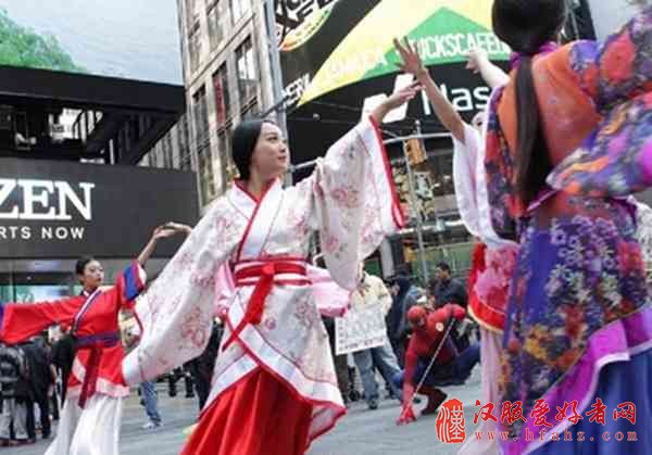 多名华人美女纽约时代广场玩汉服快闪(图)