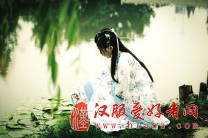 　　穿汉服的女生。陈立宇 摄