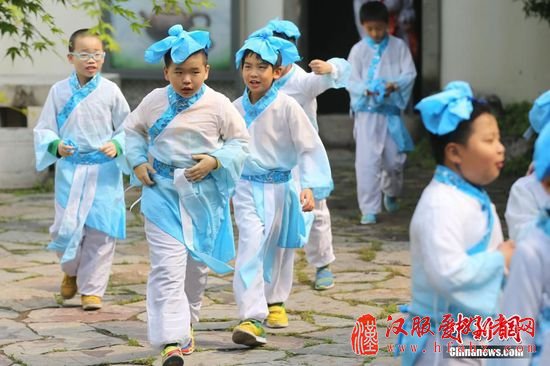 4月21日，南京府西街小学成长礼分别在甘熙故居和思益学堂内举行“传承篇”与“生长篇”，百余位十岁孩子身着汉服，通过“正衣冠、拜孔圣、诵经典、谢师恩、学射御”等内容，感受中国传统文化，在古朴而庄严的氛围中，体验成长。泱波