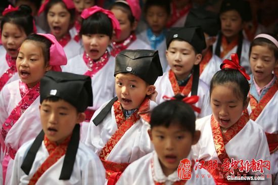 4月21日，南京府西街小学成长礼分别在甘熙故居和思益学堂内举行“传承篇”与“生长篇”，百余位十岁孩子身着汉服，通过“正衣冠、拜孔圣、诵经典、谢师恩、学射御”等内容，感受中国传统文化，在古朴而庄严的氛围中，体验成长。泱波