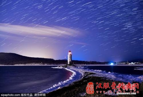 资料图：2017年12月15日，俄罗斯海参崴当地上空出现双子座流星雨，盛大壮观宛如仙境。图片来源：Sipaphoto版权作品 禁止转载