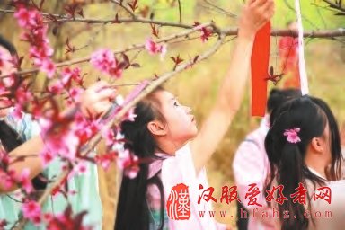 绿心公园秀汉服 花朝节里忆传统