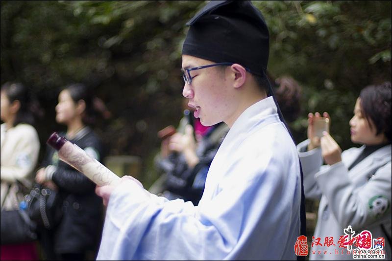 雅安蒙顶山：汉服出游踏青 花朝节里忆传统