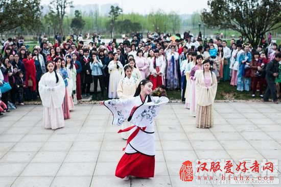 3月22日，洋湖湿地公园，潇湘汉服社联合各大高校汉服社来到洋湖湿地公园举行祭拜花神活动。图/潇湘晨报实习生杨杨