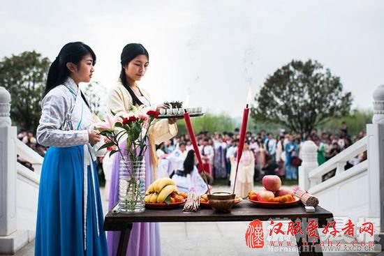 3月22日，洋湖湿地公园，潇湘汉服社联合各大高校汉服社来到洋湖湿地公园举行祭拜花神活动。图/潇湘晨报实习生杨杨