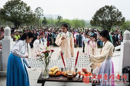 3月22日，洋湖湿地公园，潇湘汉服社联合各大高校汉服社来到洋湖湿地公园举行祭拜花神活动。图/潇湘晨报实习生杨杨