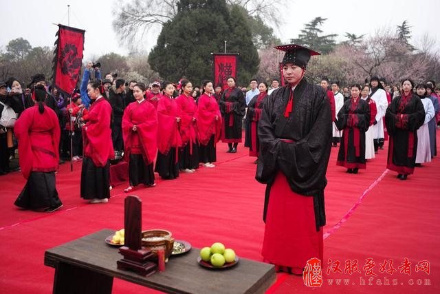 游客惊赞汉服好美 东湖梅园“汉礼祈福”迎新盛典受追捧