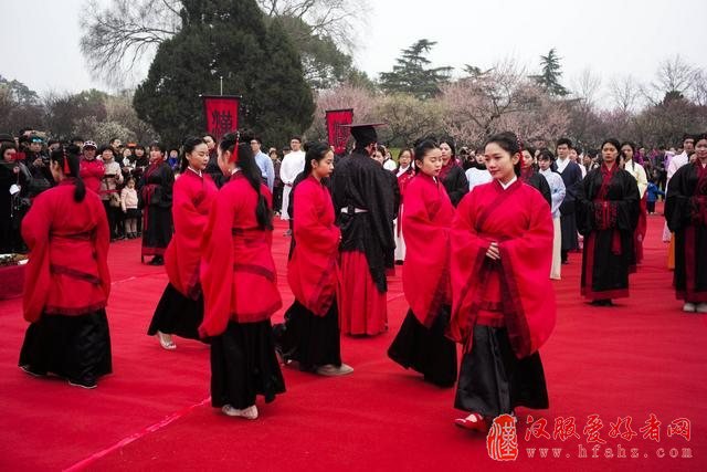 游客惊赞汉服好美 东湖梅园“汉礼祈福”迎新盛典受追捧