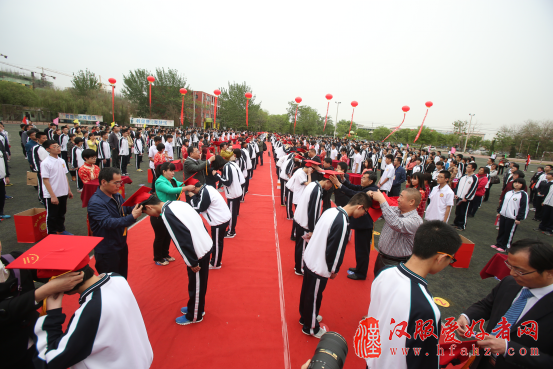 河北衡水中学高二学生举行成人礼