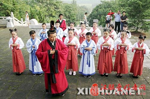 北京小学生河南永城穿汉服学礼仪[组图]