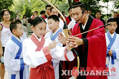 北京小学生河南永城穿汉服学礼仪[组图]